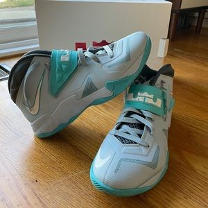 Basketball Shoes- Nike Zoom Soldier VII